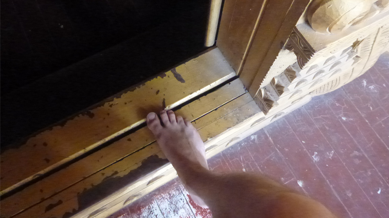 Please take off your shoes!